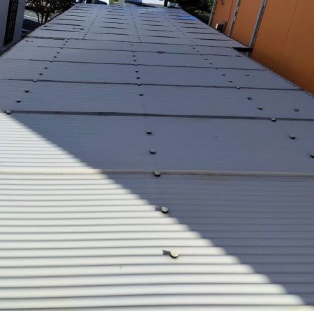 波板屋根　塩ビ製　端がめくれている